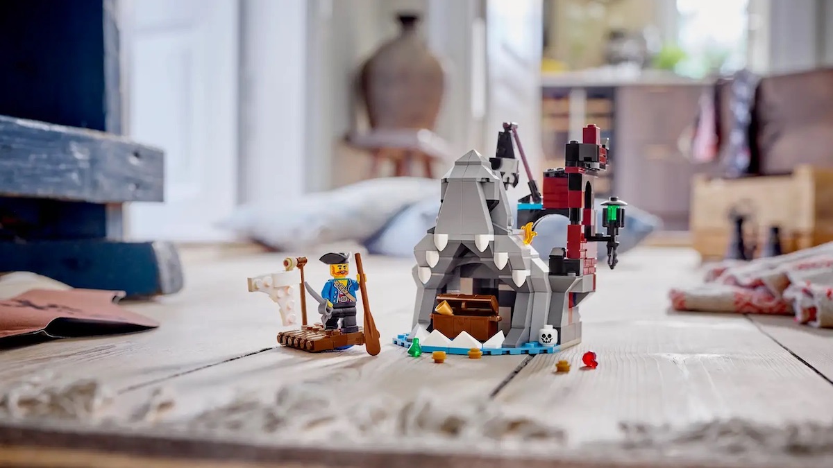 Official images revealed for LEGO 40597 Scary Pirate Island GWP